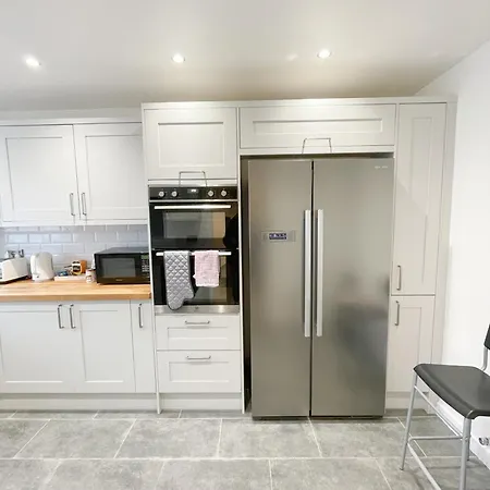 Beautiful 2 Large Bedroom House In Zone 2 London