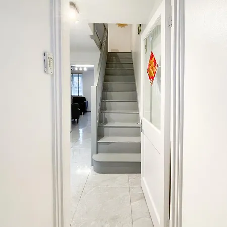 Beautiful 2 Large Bedroom House In Zone 2 * London