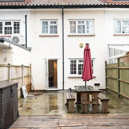 Beautiful 2 Large Bedroom House In Zone 2 Apartment