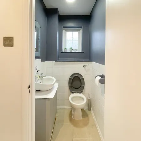 Beautiful 2 Large Bedroom House In Zone 2 Apartment *