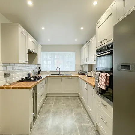Apartment Beautiful 2 Large Bedroom House In Zone 2 *