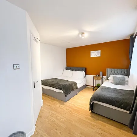 Beautiful 2 Large Bedroom House In Zone 2