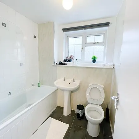Beautiful 2 Large Bedroom House In Zone 2