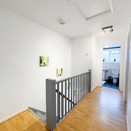 Beautiful 2 Large Bedroom House In Zone 2 *