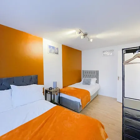 Beautiful 2 Large Bedroom House In Zone 2 Apartment London