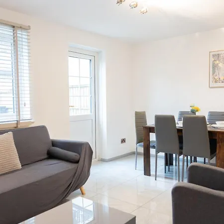Apartment Beautiful 2 Large Bedroom House In Zone 2 London