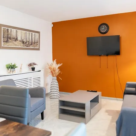 Beautiful 2 Large Bedroom House In Zone 2 Apartment