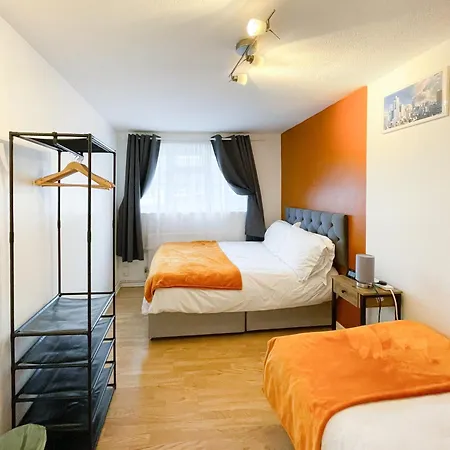 Beautiful 2 Large Bedroom House In Zone 2 *