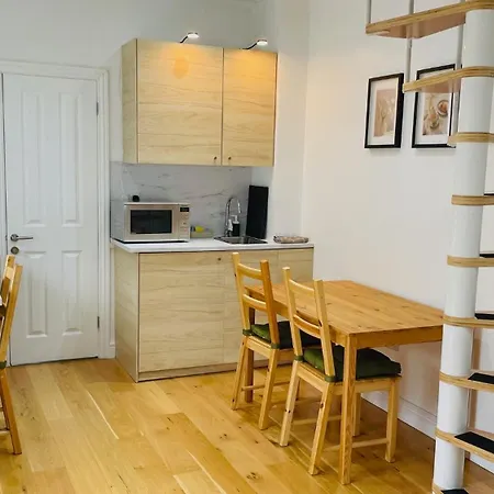 Holiday home Brand New And Comfy White House, 5 Min By Walk From Metro, Private Patio, Free On Street Parking, Free Wi-fi *