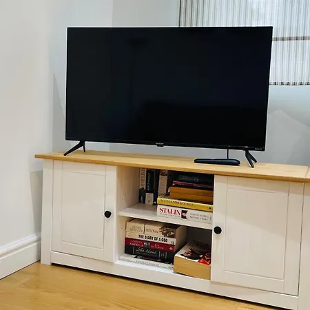 Brand New And Comfy White House, 5 Min By Walk From Metro, Private Patio, Free On Street Parking, Free Wi-fi *