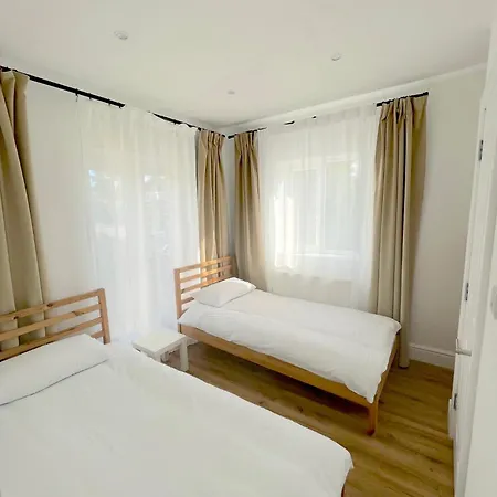 Brand New And Comfy White House, 5 Min By Walk From Metro, Private Patio, Free On Street Parking, Free Wi-fi * New Southgate