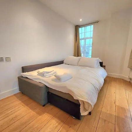 Spacious 2-bed Flat - Close To Tube, Sleeps 6 Apartment London