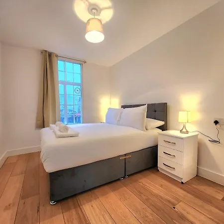 Spacious 2-bed Flat - Close To Tube, Sleeps 6 * London