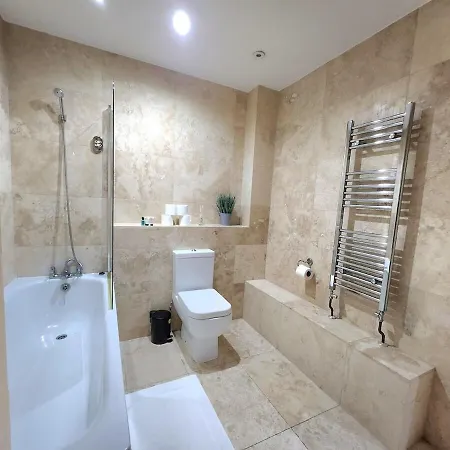 Spacious 2-bed Flat - Close To Tube, Sleeps 6 * London