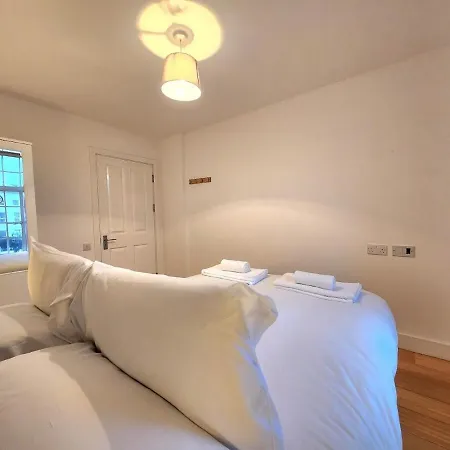 Spacious 2-bed Flat - Close To Tube, Sleeps 6
