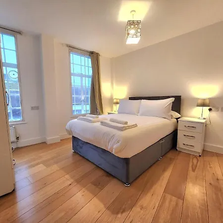 Apartment Spacious 2-bed Flat - Close To Tube, Sleeps 6