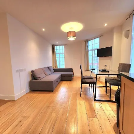 Spacious 2-bed Flat - Close To Tube, Sleeps 6 London