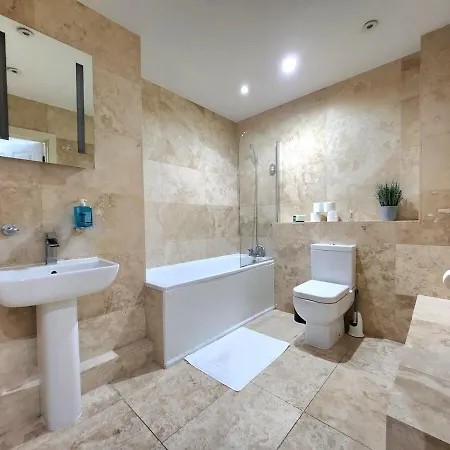 Spacious 2-bed Flat - Close To Tube, Sleeps 6 Apartment *
