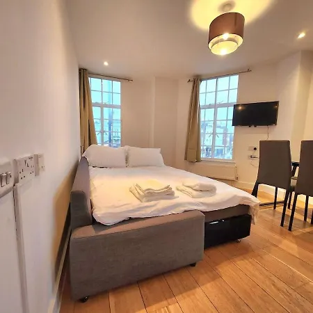 Spacious 2-bed Flat - Close To Tube, Sleeps 6 *