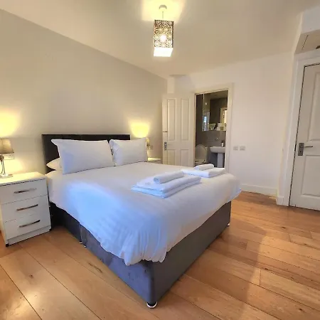 Spacious 2-bed Flat - Close To Tube, Sleeps 6 Apartment