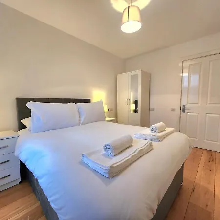 Apartment Spacious 2-bed Flat - Close To Tube, Sleeps 6