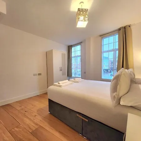 Spacious 2-bed Flat - Close To Tube, Sleeps 6 *
