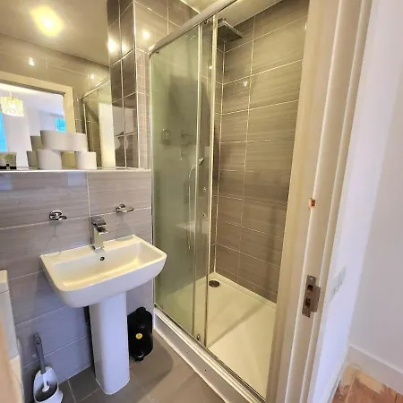 Spacious 2-bed Flat - Close To Tube, Sleeps 6 * London