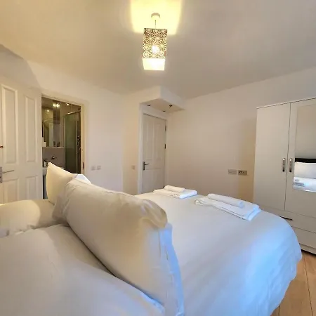 Apartment Spacious 2-bed Flat - Close To Tube, Sleeps 6