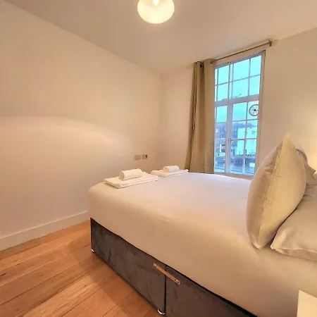 Apartment Spacious 2-bed Flat - Close To Tube, Sleeps 6 *