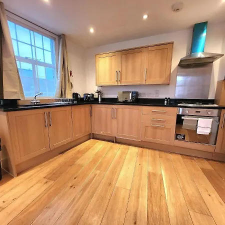Spacious 2-bed Flat - Close To Tube, Sleeps 6 *