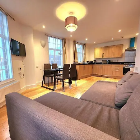 Apartment Spacious 2-bed Flat - Close To Tube, Sleeps 6