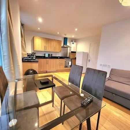 Apartment Spacious 2-bed Flat - Close To Tube, Sleeps 6 London