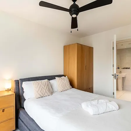 3br Poplar Views Of Canary Wharf Apartment