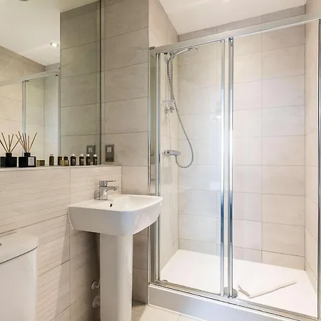 3br Poplar Views Of Canary Wharf London