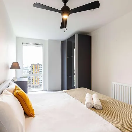 3br Poplar Views Of Canary Wharf