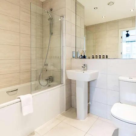 3br Poplar Views Of Canary Wharf Apartment