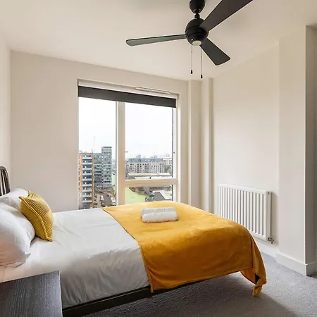 3br Poplar Views Of Canary Wharf * London