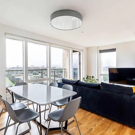 3br Poplar Views Of Canary Wharf London