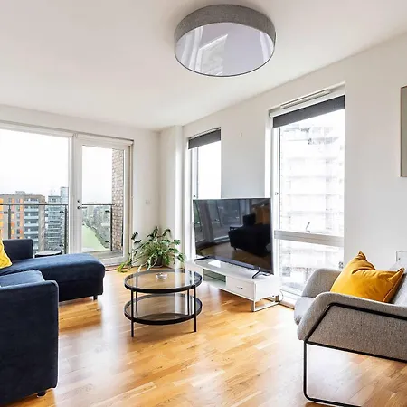 3br Poplar Views Of Canary Wharf