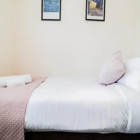 Holiday home 3br House With Parking Near Iron Pier Thames River
