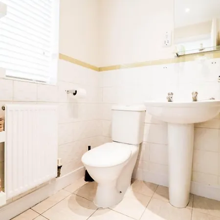 3br House With Parking Near Iron Pier Thames River