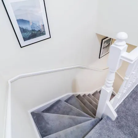 Holiday home 3br House With Parking Near Iron Pier Thames River