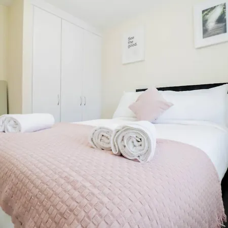 Holiday home 3br House With Parking Near Iron Pier Thames River London