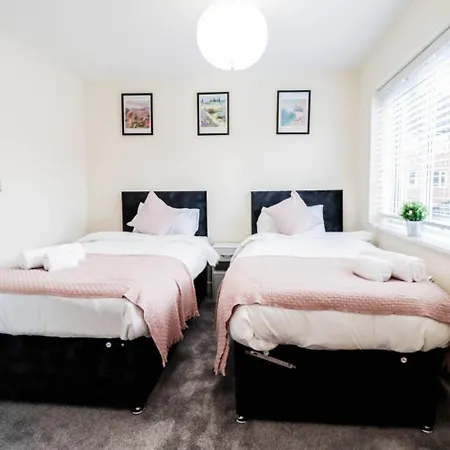 3br House With Parking Near Iron Pier Thames River