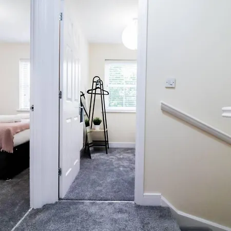 3br House With Parking Near Iron Pier Thames River London