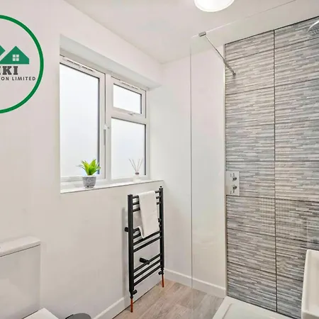 Apartment Aisiki At Barnet, Ground Floor 2 Bedroom &1 Bathroom Pet-friendly Flat, Double Beds With Free Wi-fi *