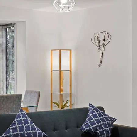 Aisiki At Barnet, Ground Floor 2 Bedroom &1 Bathroom Pet-friendly Flat, Double Beds With Free Wi-fi Apartment