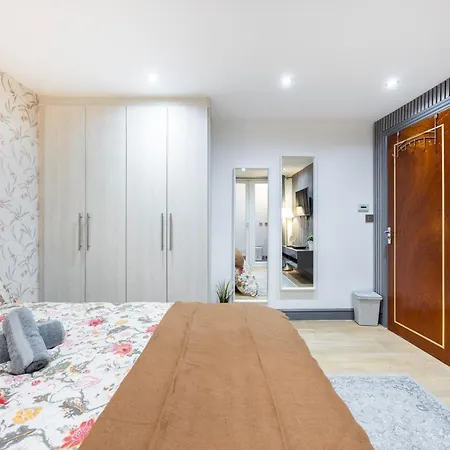 3 Bedroom By River Thames Apartment *
