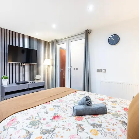 3 Bedroom By River Thames Apartment
