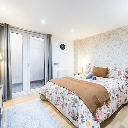 3 Bedroom By River Thames